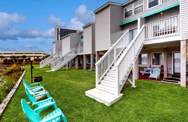 Waterfront Townhome w/ Shared Pool, Central AC, Free WiFi - Snowbird-Friendly
