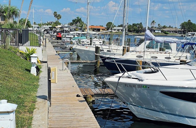 WATERFRONT townhome in Apollo Beach; community pool, short walk to restaurants!