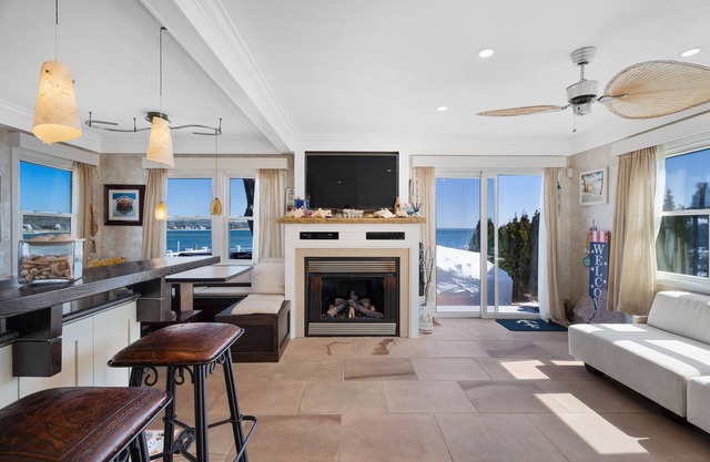 WATERFRONT TOWNHOUSE - A SLICE OF HEAVEN