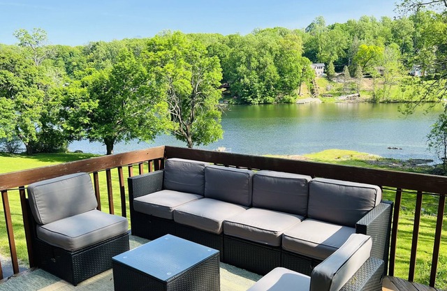 Waterfront villa w pool, hot tub, huge backyard