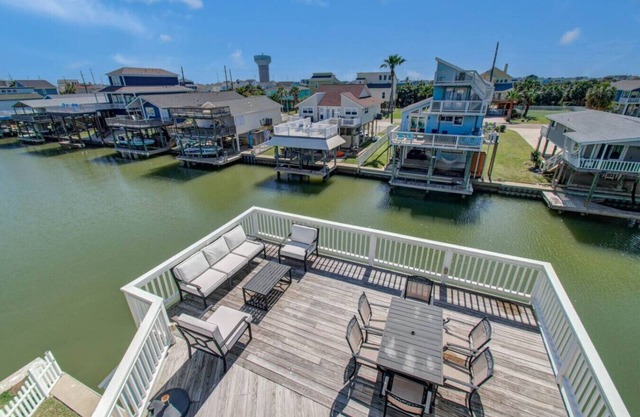 Waterfront W/ Community Pool & 5 Min to Beach!