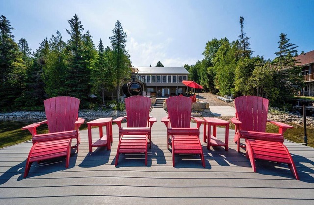 Waterfront w/ sauna, hot tub & boat slip