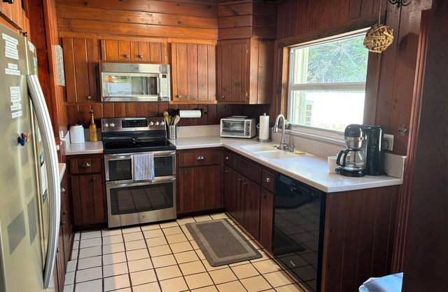 Waterfront! Wide Views! Large Dock & Lift! 3/2 Cottage on Saint Lucie River