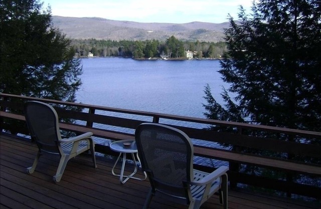 Waterfront Winnipesaukee Lake House con muelle, cubierta y vistas