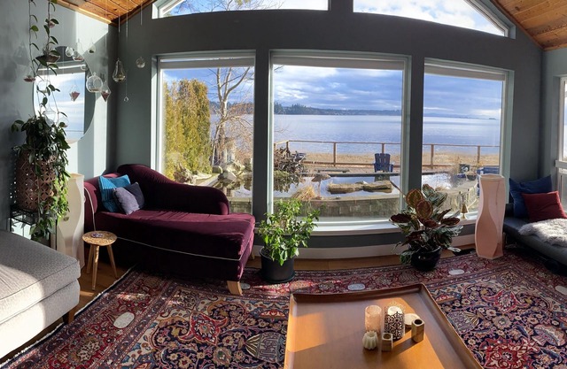 Waterfront Wonder! Epic Private Paradise Near Downtown Courtenay