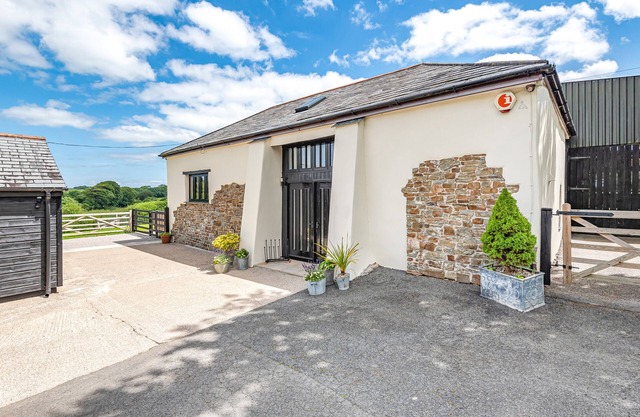 WATERLAND OLD BARN, pet friendly, with open fire in Bradworthy