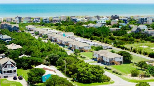 Watermen's Cabana 2C - 3-bedroom, 2-bathroom apartment - Walk to beach and access to REAL Watersports