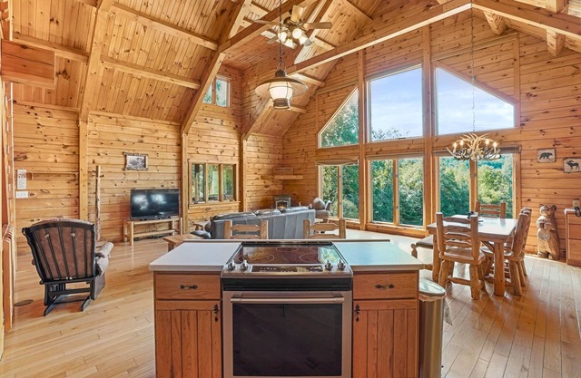 Cabaña aislada y pintoresca en el CORAZÓN de Hocking Hills en 15 ac. w estanque abastecido!