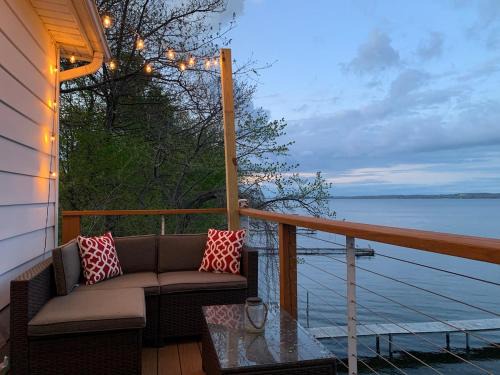 Waters Edge Lakefront with Kayaks Fire Pit and Dock