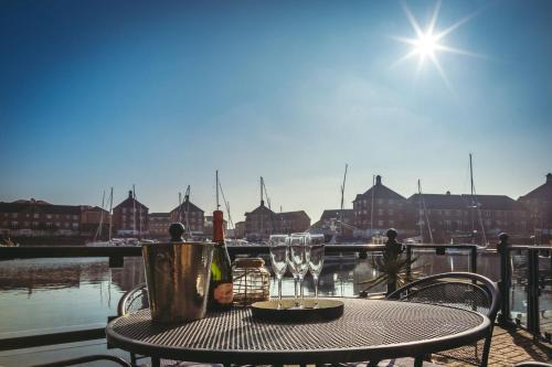 Waters Edge - stylish marina retreat