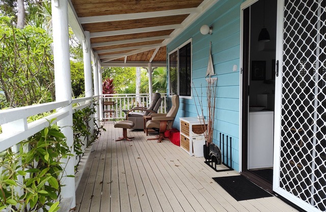 Waterside Caribbean vibe 3 brm Macleay Island bungalow on beautiful Moreton Bay