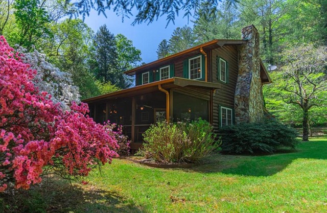 Gorgeous Unique Mountain Cabin with Creek
