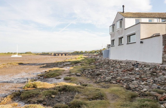 WATERSIDE, family friendly, with open fire in Ravenglass