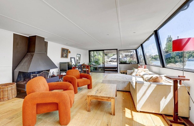 Waterside Retreat – Calm & Elegance in Saint-Cloud