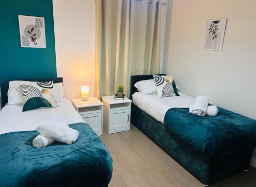 Waterside Stay- 3 Bed House- Sleeps 5- Parking- Fast Wifi
