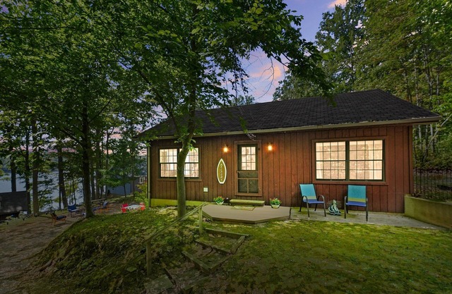 Waterview 2-bedroom cabin on Sunrise Lake in Le Roy with lake and WiFi access.
