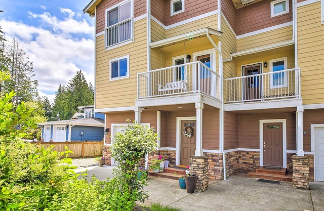 Waterview Bonney Lake Townhome w/ Treehouse!