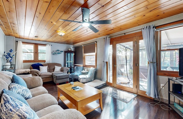 Waterview Cabin with dock access on lake with washer/dryer