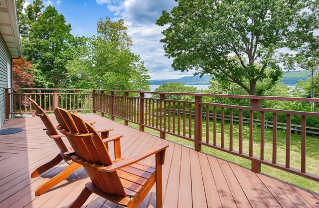 Watkin' Lakeside: "Right Along Seneca Lake Wine Trail - Near Watkins Glen!"