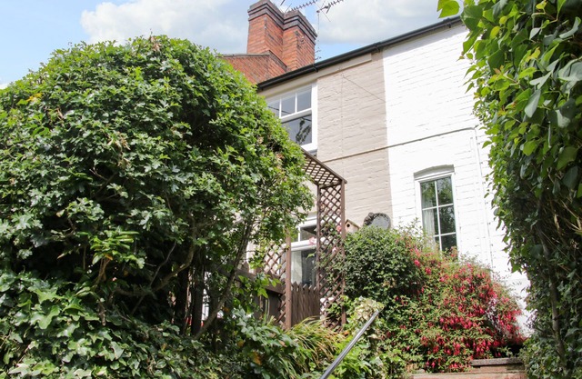 WATTLE COTTAGE, pet friendly, character holiday cottage in Malpas