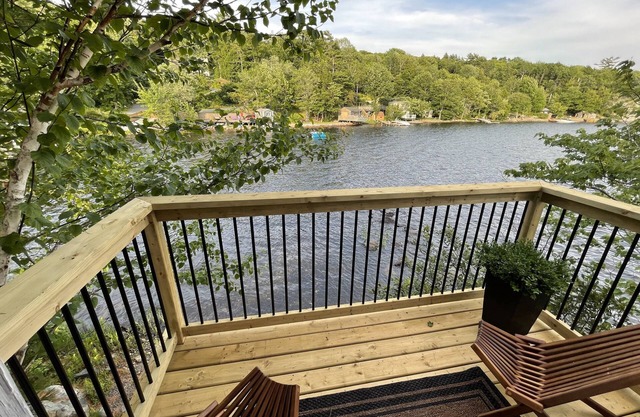 Waverley Guest House - a few feet from the lake!