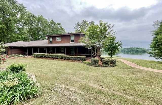 Waverly Lakehouse - private cabin, lake view, close to Old Waverly/Mossy Oak