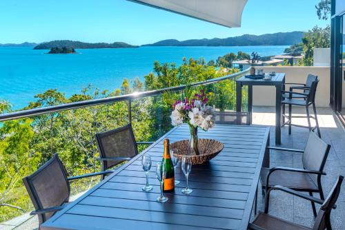 Waves 6 on Hamilton Island by HIHA