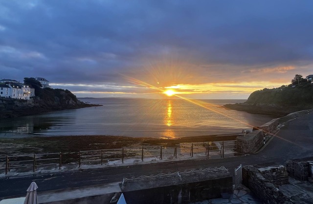 WAVES END, romantic, character holiday cottage in Mevagissey