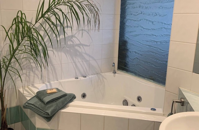 Waves Unit 113 bay views. Cowes beach & shops on your doorstep. Pet friendly!