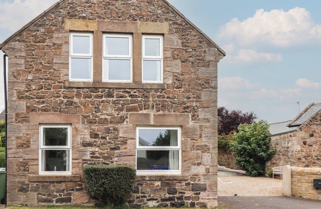 WAYSIDE COTTAGE, pet friendly, with open fire in Newton-By-The-Sea