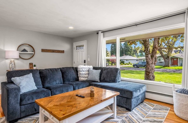 Wayside Retreat, mins to UofO, Hayward Field, Autzen, w game room, BBQ, firepit
