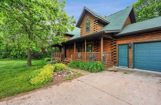 Wazeecha Lodge – A Relaxing, Dog Friendly, Log Home Retreat Near Lake Wazeecha!