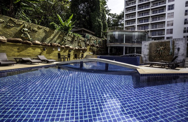 Patong Deluxe Seaview Apartment con Swimup Bar y restaurante y gimnasio junto a la piscina