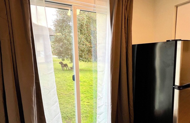 WC Oceanside 1 Bedroom 1 Bathroom Apartment with Patio Doors to Courtyard