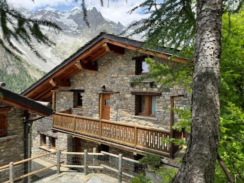 We are 4810 Chalet aux pieds du Mont-Blanc Mansarda