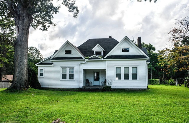 Historic Highland built in1902. Game Room, King Size Beds 2100 sq ft home