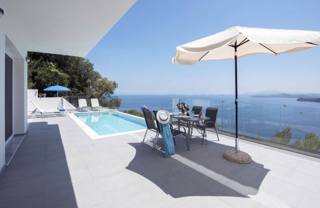 We are Nikos and Litsa, passionate about travelling.