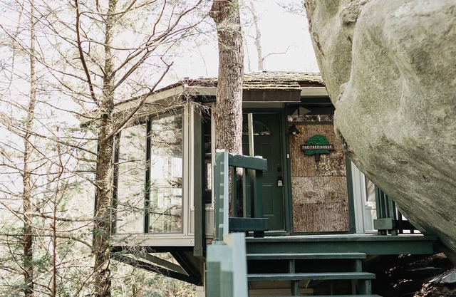 A esto lo llamamos The Treehouse en los oídos Exclusivo Hound Country Club comunitarios