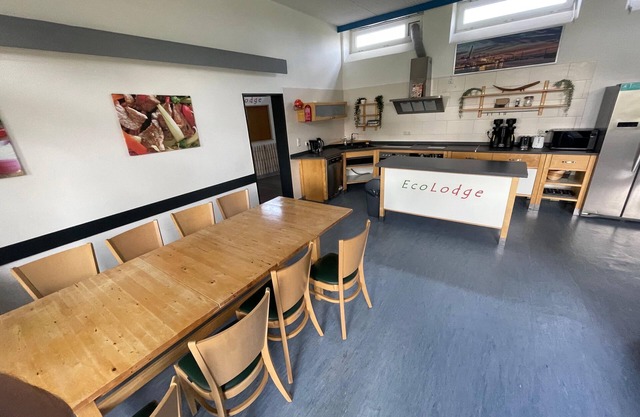 We can accommodate up to 17 people, 3000m² garden, terrace, barbecue.