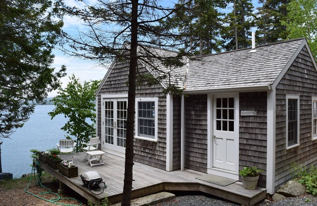 The Boat House (o "Honeymoon Suite") en el borde del agua de Blue Hill Bay, MDI