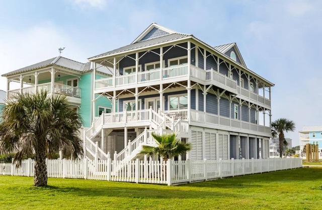 We LUV our guests! WRAP-around decks+ 4 balconies/Gulf Views/Short walk to BEACH