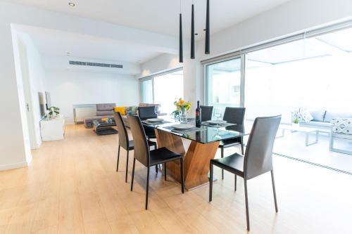 WealthyStays - Deluxe Downtown with spacious balcony
