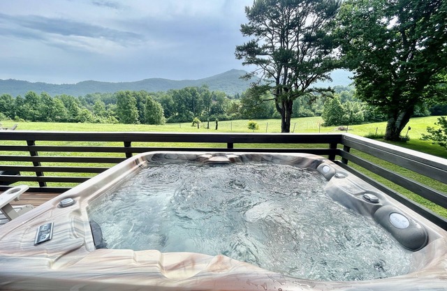 Wearadise Mountain Views Home features Hot Tub and Fire Pit by RedAwning