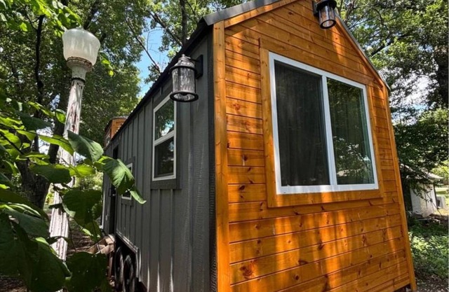 Weatherford Tiny Home with AC and WiFi near Winery, Lake and antique shops!!