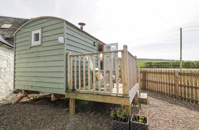 WEE BEACH HUT, romantic, country holiday cottage in Maidens