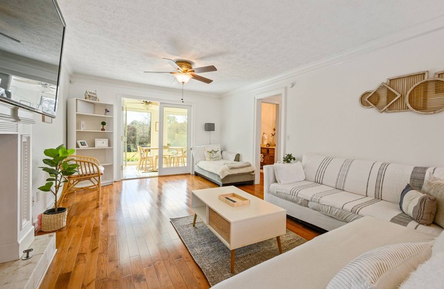 Weekday Specials! 2-Story Near KSU w/ Cozy Deck