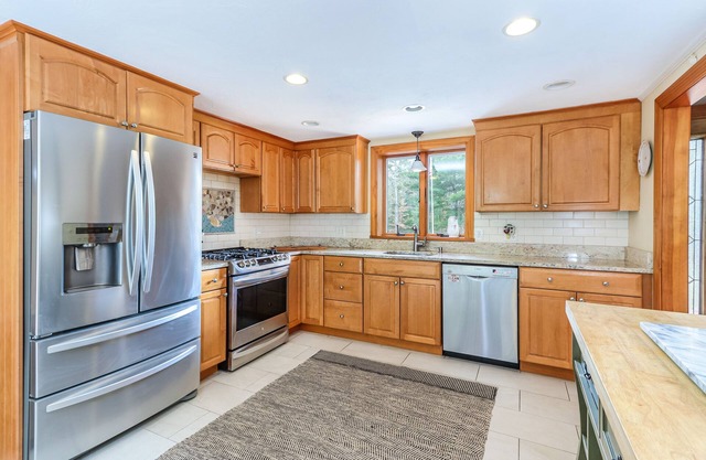 WEEKEND RENTALS IN JULY AVAILABLE Stunning 5Bd House w/ Heated Salt Water Pool with Hot Tub & Outdoor Kitchen Area
