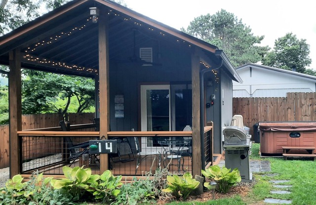 Weekender Cabin - 3 Miles from Downton Asheville