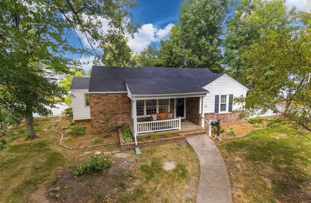 Weekly/Monthly Modern Cottage- Walkable Downtown!