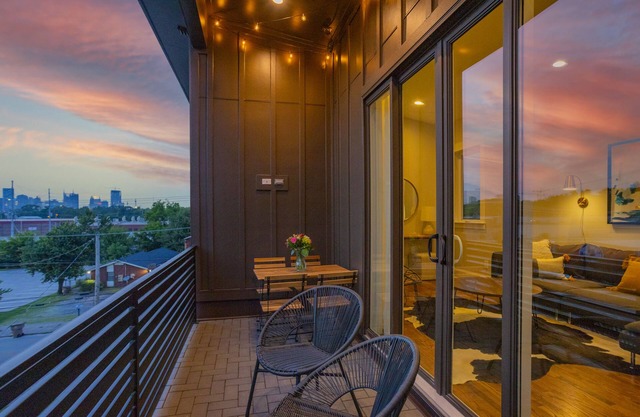 WeHo 3 Story Townhome 2 of 4 w/ Balcony WALKABLE! 8 mins drive to BRDWY!